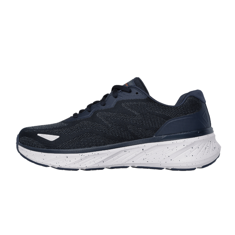 Skechers mörkblå herrsneaker sedd från höger sida, med vit mellansula och diskreta stänk
