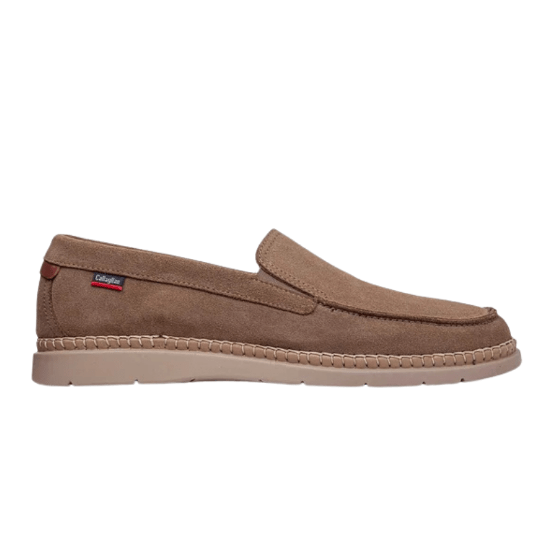 Beige CallagHan herrloafer i nubuckläder, sedd från sidan med ljus sula och synliga sömmar