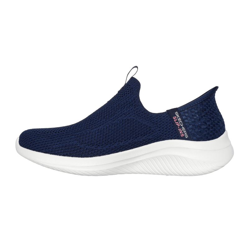 Skechers slip-in damsneaker i marinblå stretchtextil, sedd från höger sida med vit sula och rosa text