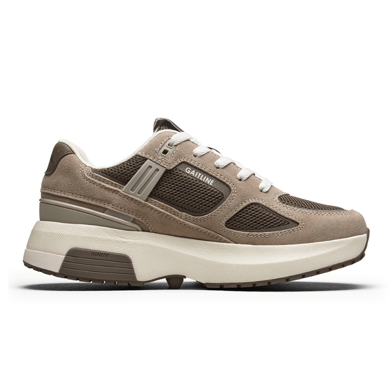 Brun Gaitline Nova Lite damsneaker i mocka och mesh, sedd från sidan med vit sula och snören