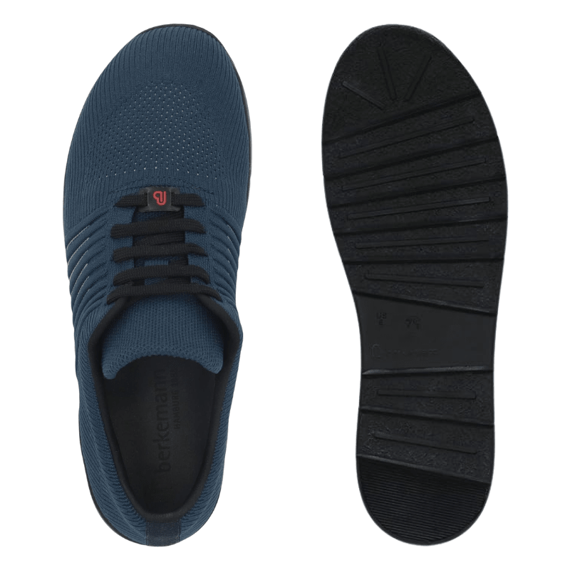 Berkemann herrsneaker i marinblått sedd ovanifrån, bredvid en svart yttersula med mönster