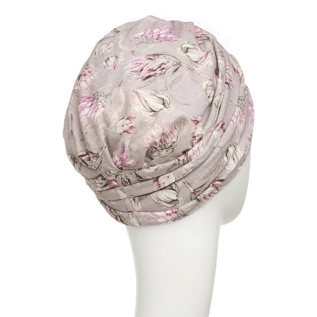 Shakti turban med Protea love-mönster sedd bakifrån på skyltdocka, visar tygets volym och fall
