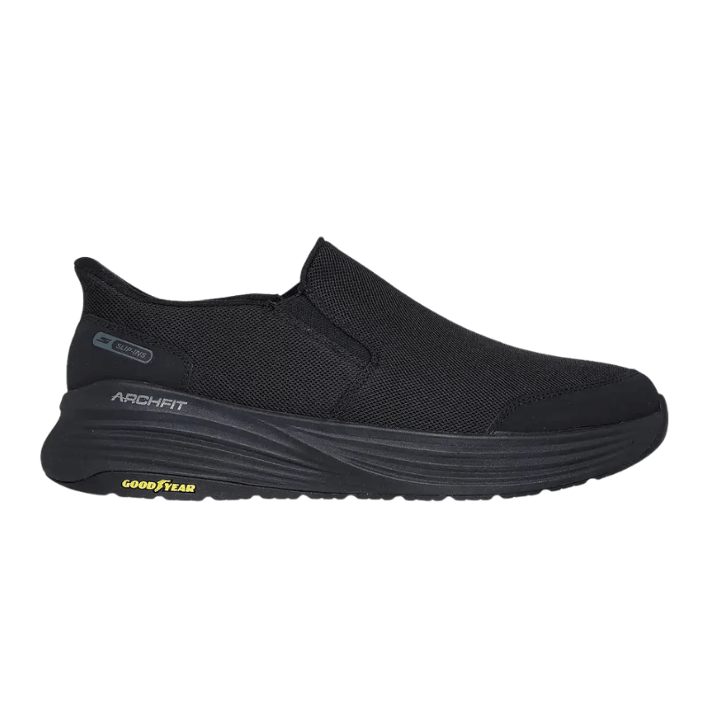 Svart Skechers slip-in herrsko sedd från sidan med Arch Fit-logga och Goodyear-sula