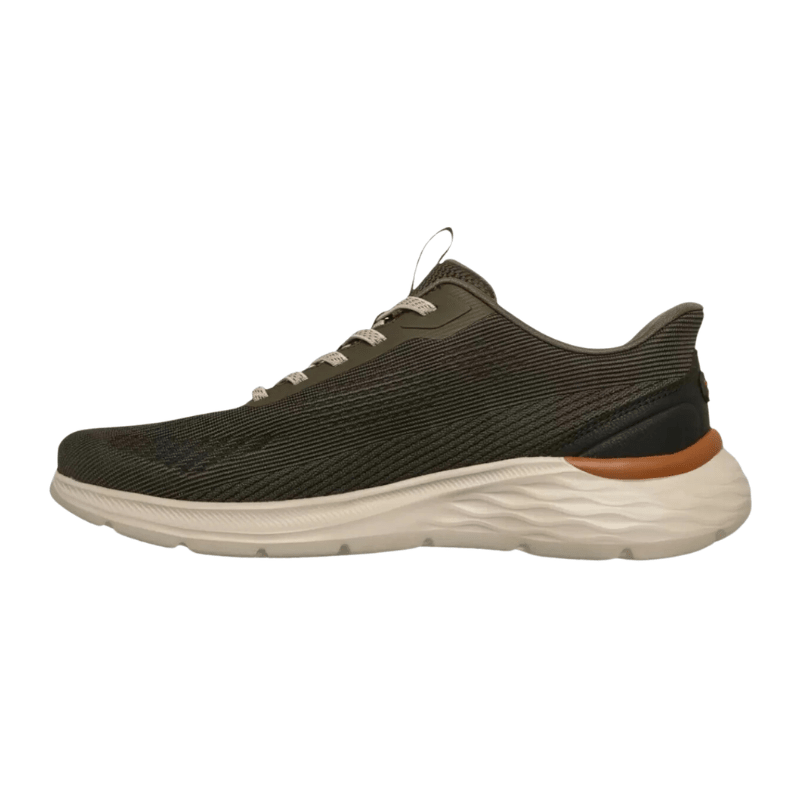 Höger olivgrön Skechers slip-in herrsko med mjuk sula och brun hälaccent, sedd från sidan