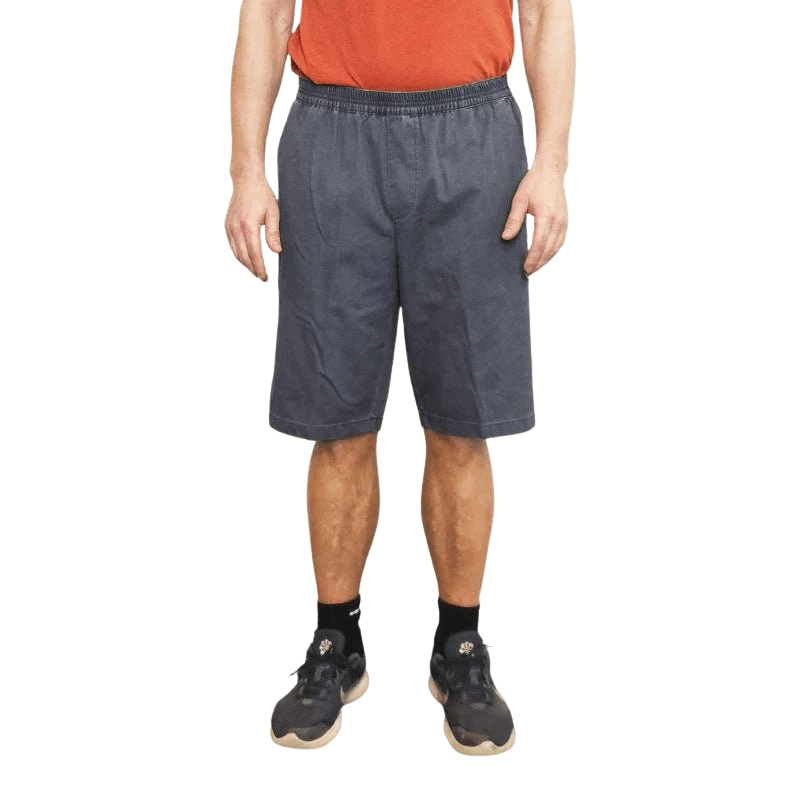 Gråblå shorts med elastisk midja, sedda framifrån på en man som står