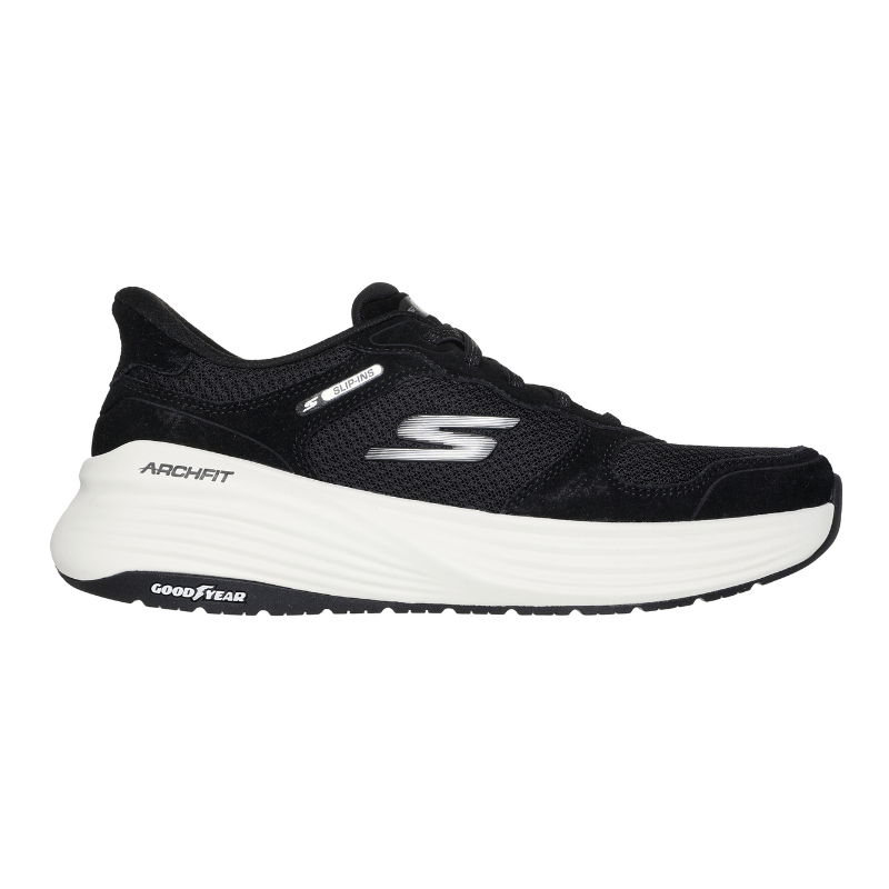 Sort Skechers slip-in herresneaker fra siden med hvid sål og synligt Skechers logo