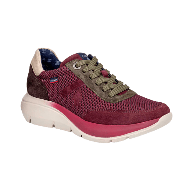 CallagHan damsneaker i plommon och mocka, med mönstrat foder och olivgröna snören, sedd snett framifrån