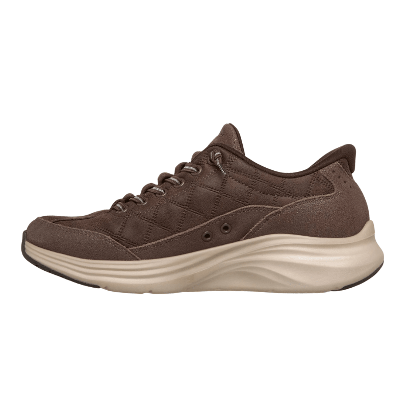 Brun Skechers damsneaker från sidan med quiltat material och elastiska snören
