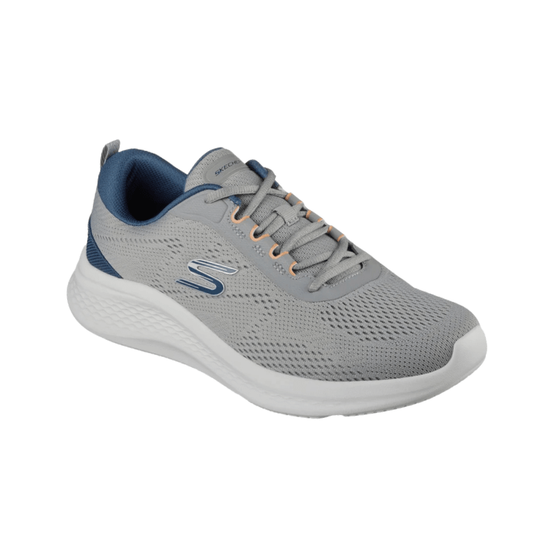 Grå Skechers herrsneaker med snörning, lätt vinklad framifrån, visar ovandel i mesh
