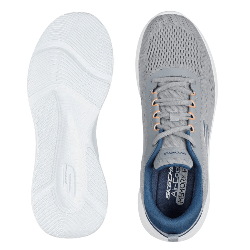 Grå Skechers herrsneaker sedd uppifrån med innersulan synlig, bredvid den vita yttersulan