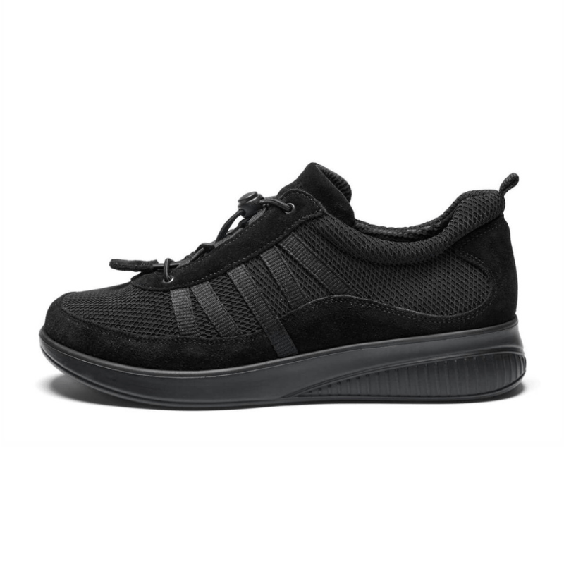 New Feet vattenavvisande damsneaker i svart med sportig design och elastisk snörning, sidovy
