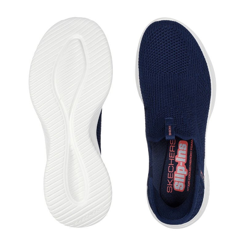 Två marinblå Skechers slip-in damsneakers, en visar den vita mönstrade yttersulan och den andra innersulan