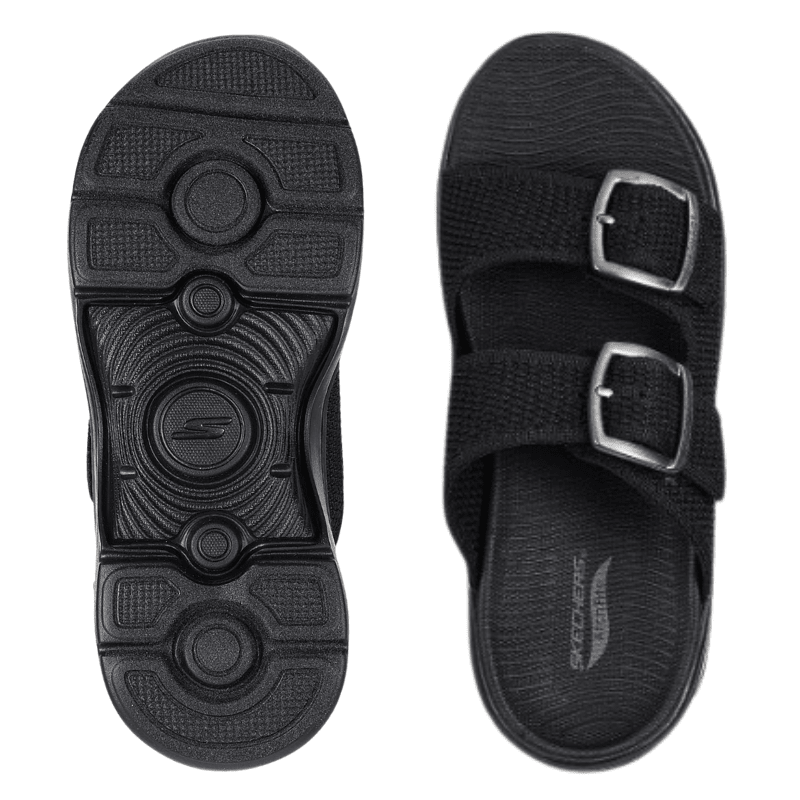 Två svarta Skechers damtofflor, en visar den greppvänliga yttersulan och den andra innersulan