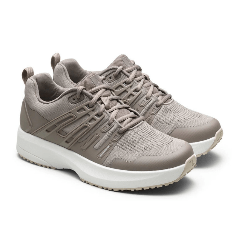 Ett par sandfärgade Gaitline Advance Lite damsneakers med stickad ovandel och vita sulor