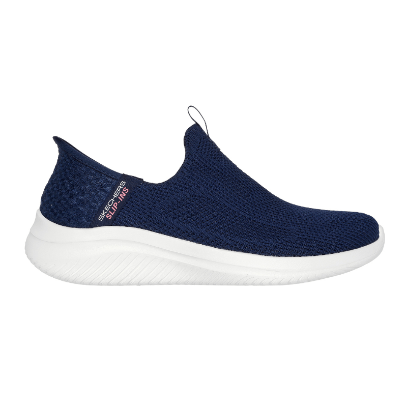 Marinblå Skechers slip-in damsneaker i stretchig textil, sedd från sidan med vit sula och text på hälen