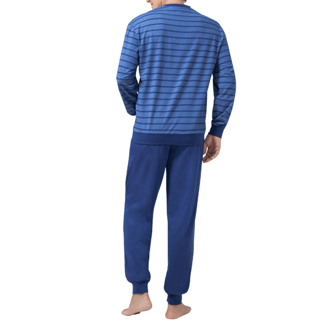 Man i blårandig pyjamas för herrar, sedd bakifrån, med långärmad tröja och matchande byxor
