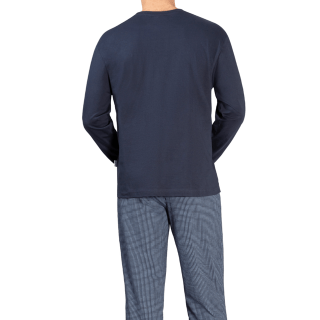 Herrpyjamas från Hajo i mörkblått och mönstrat, sedd bakifrån på en man