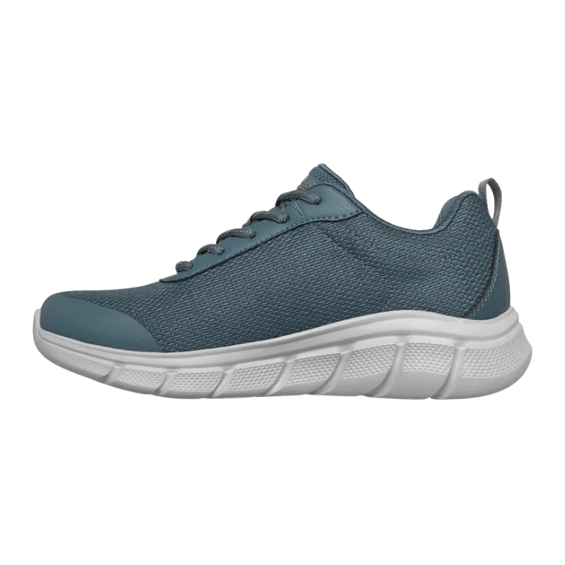 Blå Skechers damsneaker i mesh med snörning, sedd rakt från sidan med en mönstrad vit yttersula