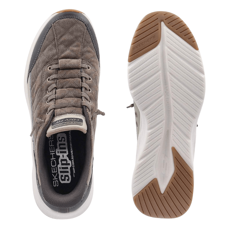 En olivfärgad Skechers slip-in herrsneaker uppifrån och en med undersidan av den mönstrade sulan synlig