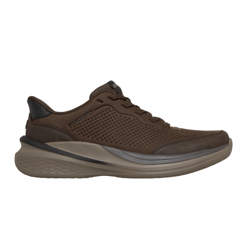 Brun Skechers slip-in herrsneaker i perforerat läder, sedd från vänster sida med elastiska snören