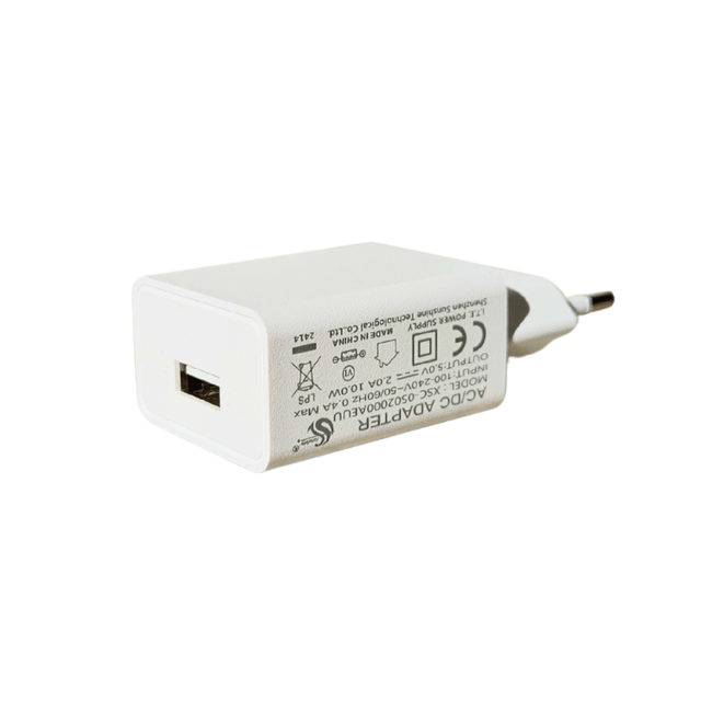 Hvid USB vægoplader med USB-A port og teknisk tekst på siden, set fra siden