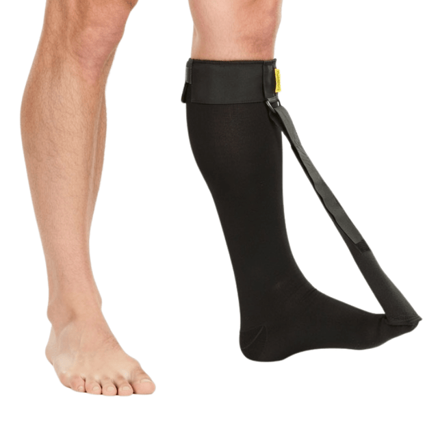 Svart Strassburg Sock för hälsporre på ett ben, med foten flexad uppåt och en bar fot bredvid