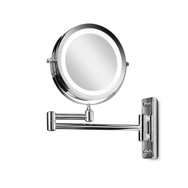 Væghængt makeup-spejl i krom med tændt LED-lys, set forfra med armen strakt ud