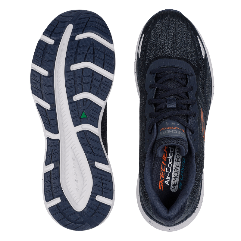 Skechers herrsneaker sedd uppifrån med greppvänlig yttersula och innersula med Air-Cooled Memory Foam