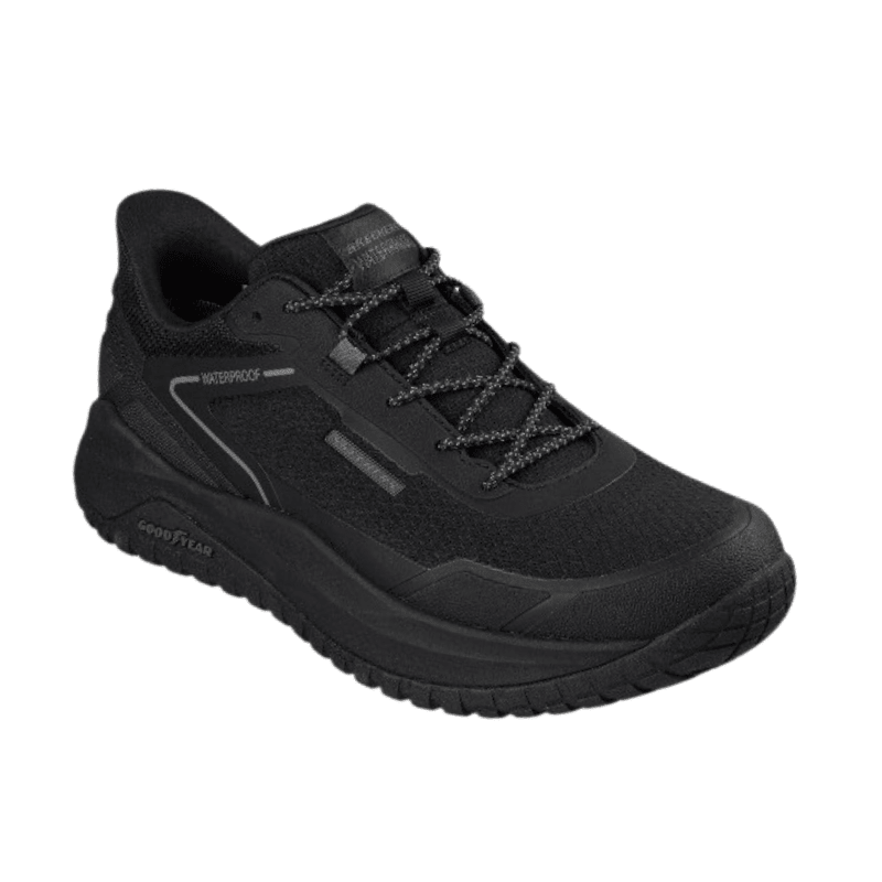 Svarta Skechers slip-in herrskor med elastisk snörning, sedda snett framifrån med vattentät ovandel