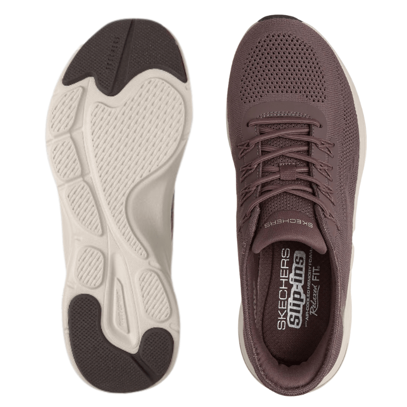 Två bruna Skechers damsneakers, en visar den flexibla sulan och den andra innersulan uppifrån