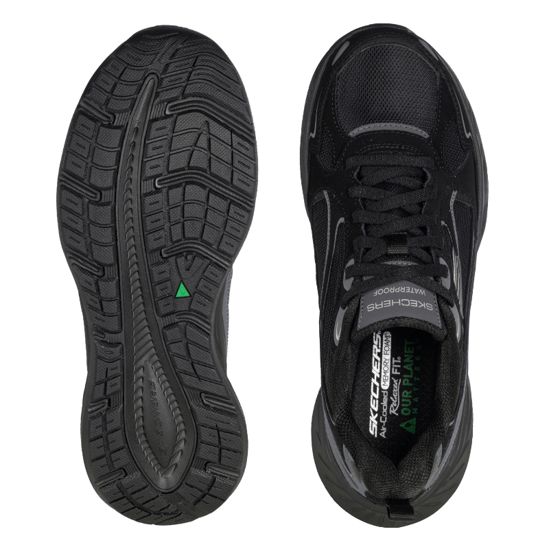 Två svarta Skechers damsneakers, en sedd uppifrån med snörning och en som visar den mönstrade yttersulan