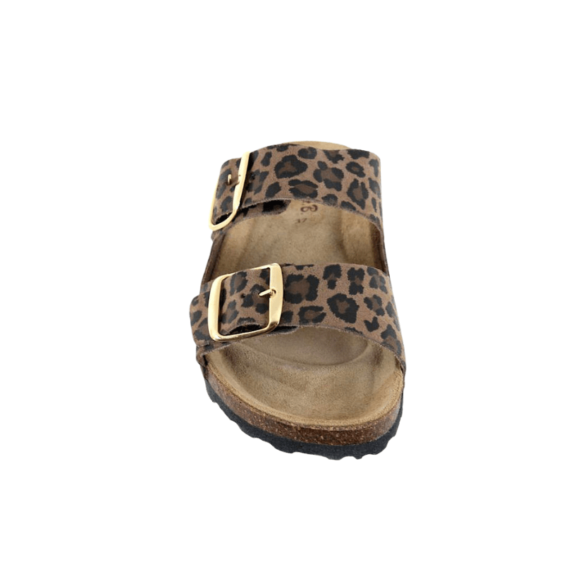 Relaxshoe damtoffel i leopardmönster, sedd snett framifrån med de två remmarna och guldfärgade spännen