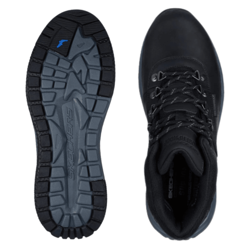 En svart Skechers herrkänga sedd uppifrån och en sula med grovt mönster bredvid