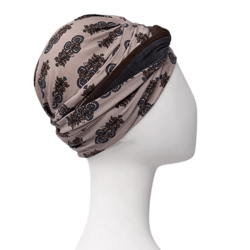 Shakti turban i Paisley Elegance på skyltdocka, visar den vridna stylingmöjligheten från sidan