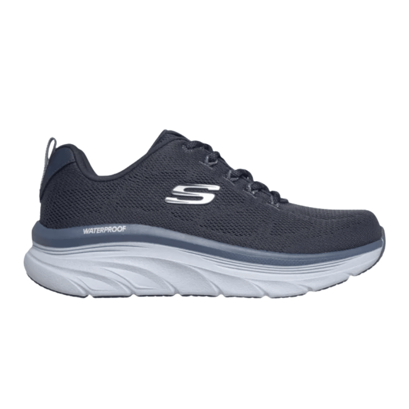 Duvblå Skechers vattentät damsneaker i mesh från sidan med silverfärgad "S"-logga och grå sula
