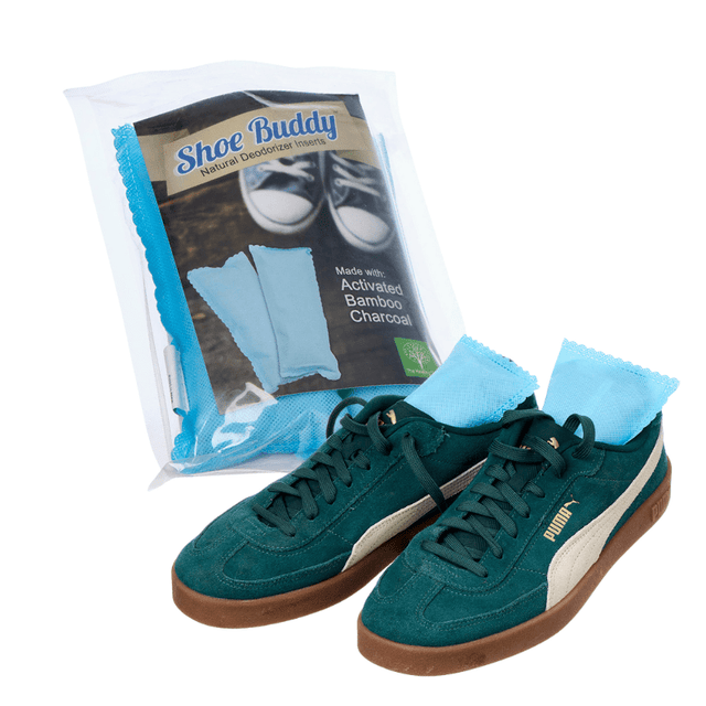 Shoe Buddy luktborttagare i gröna sneakers med produktens förpackning som visar bambukol-innehållet