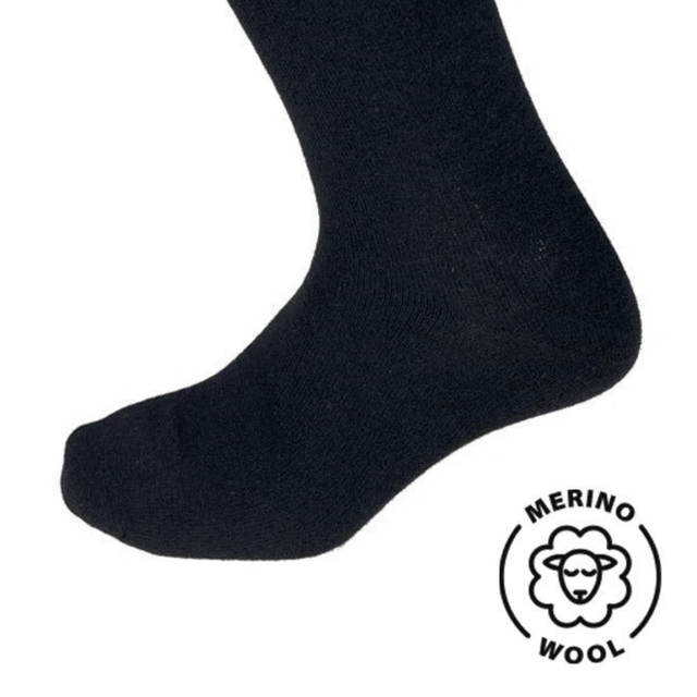 Nærbillede af sort diabetesstrømpe i merinould, der viser den fine tekstur og et Merino Wool-logo