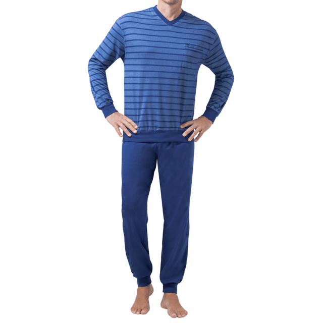 Man i blårandig pyjamas för herrar med V-ringad tröja och matchande enfärgade byxor, framifrån