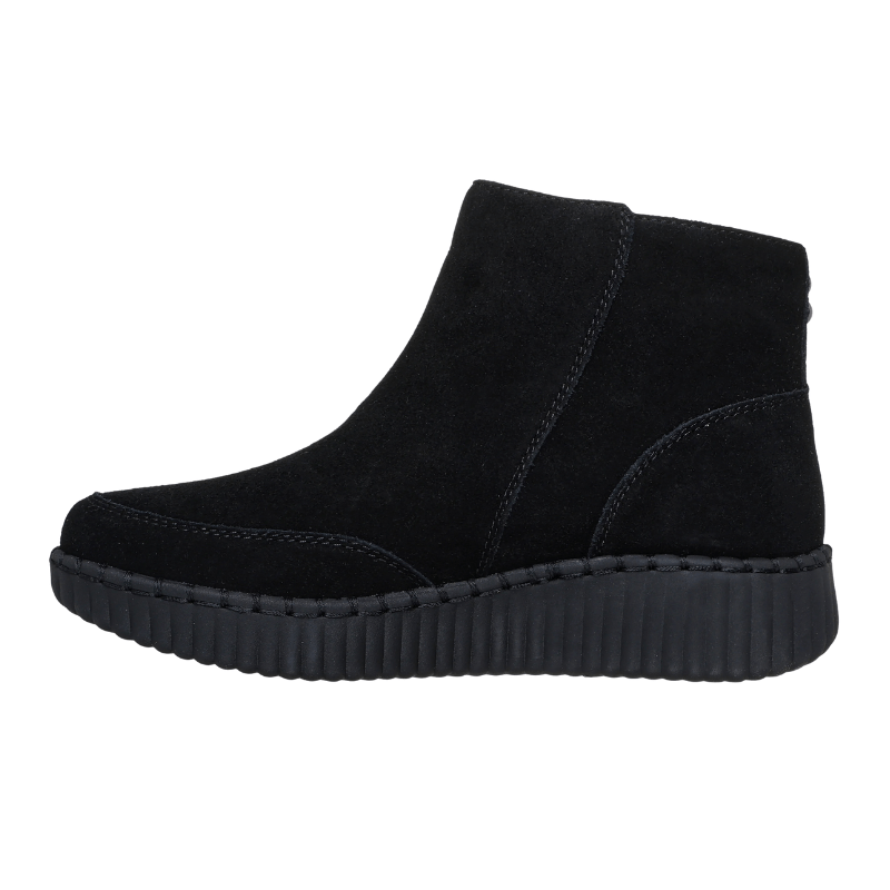 Svart Skechers damkänga i mocka sedd från höger sida, med den ribbade sulan och släta ytan