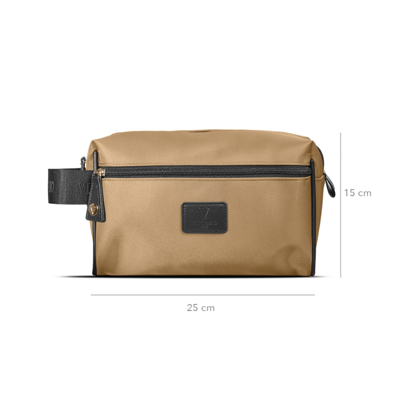 Kompakt sandfärgad necessär med två dragkedjeförsedda fack och svart kantband, sedd framifrån