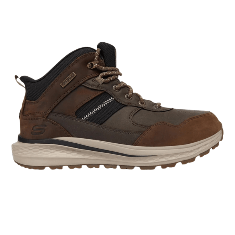 Brun Skechers slip-in outdoor herrestøvle set fra siden med snørebånd og vandafvisende overdel