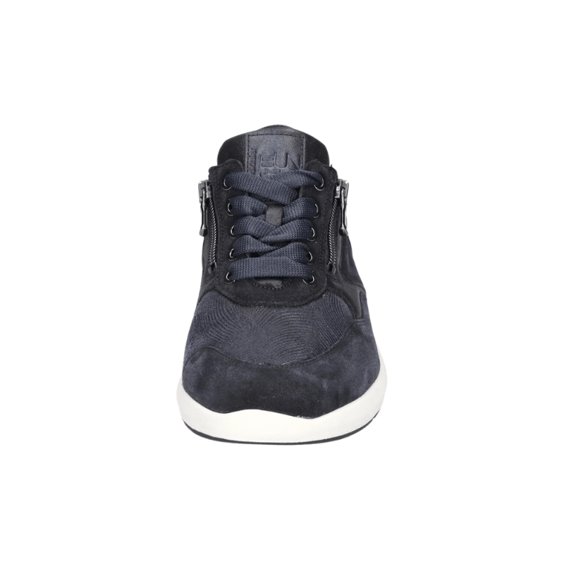 Blå damsneaker från Waldläufer sedd framifrån, med snörning och präglad mocka på tån