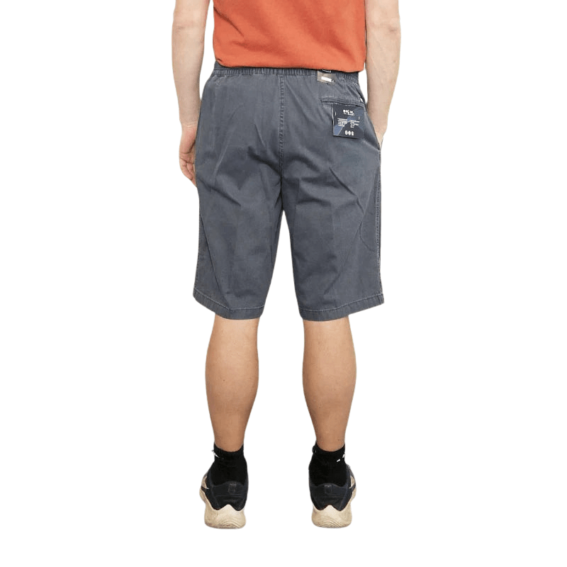 Bekväma gråblå shorts med elastisk midja och en bakficka med knapp, sedda bakifrån på en man