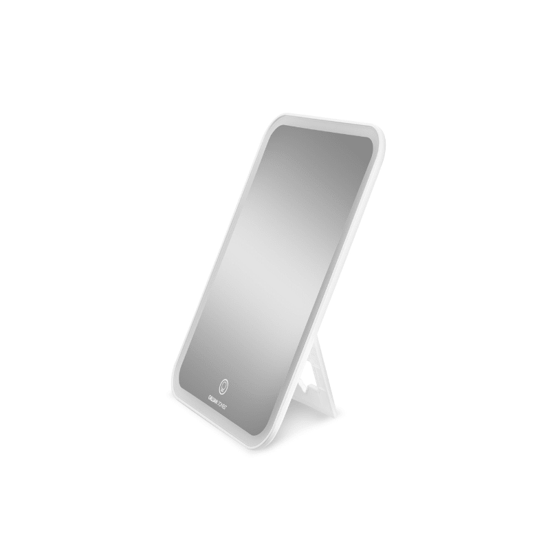Vit LED-spegel med touchscreen och utfällbart stativ, sedd snett framifrån