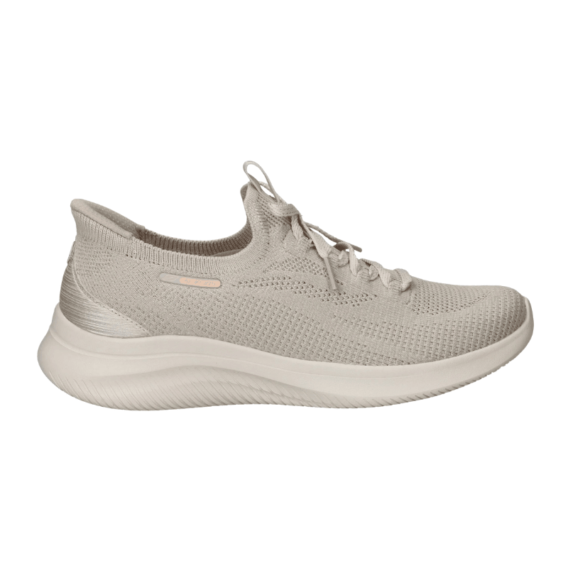 Beige Skechers slip-in damsneaker i stickat stretchmaterial, sedd från sidan med dekorativa snören