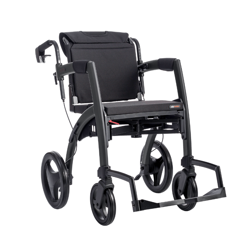 Svart Rollz Motion rullstol med ergonomisk sits och fotstöd, sedd snett framifrån