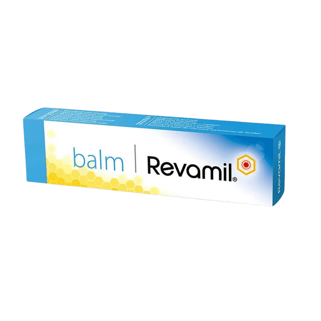 Ljusblå och vit förpackning med Revamil Balm salva för sår, med texten Revamil och bikakemönster