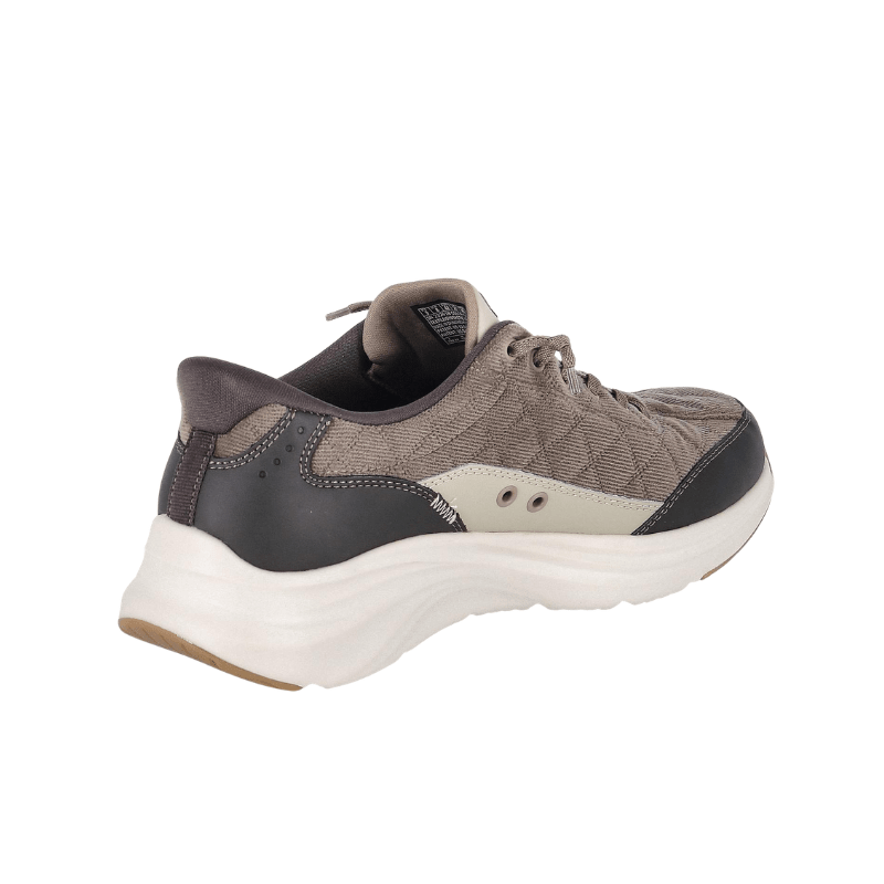 Skechers slip-in herrsneaker i oliv sett bakifrån med mörk hälkappa och vit, formad sula med brunt grepp