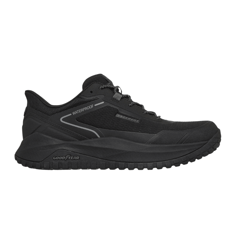 Svarta Skechers herrskor med vattentät design, synlig sula från Goodyear och elastisk snörning