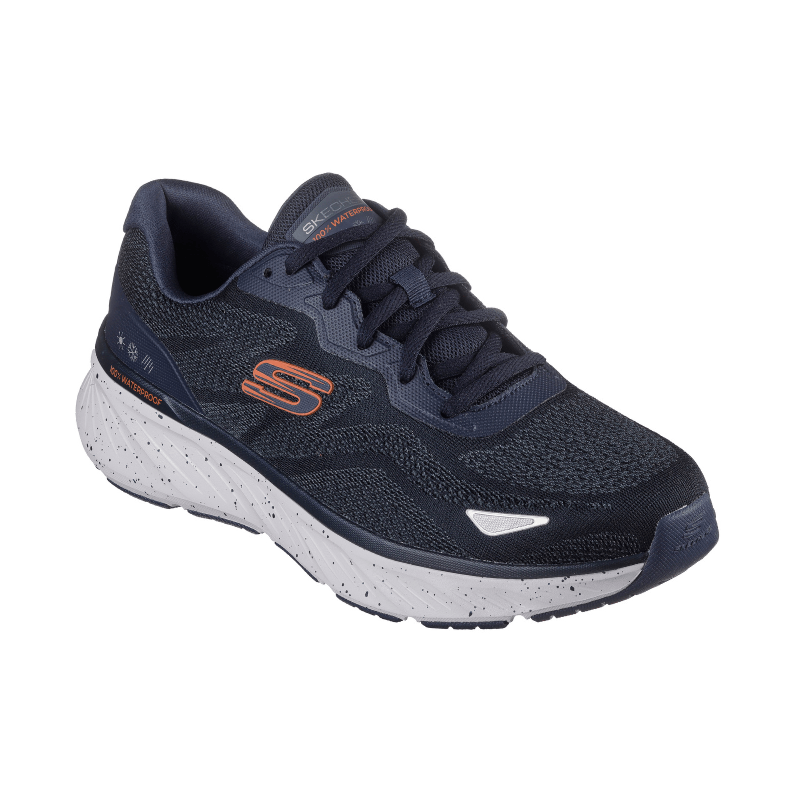 Mörkblå Skechers herrsneaker i vinkel framifrån, med vattentät ovandel och spräcklig vit sula
